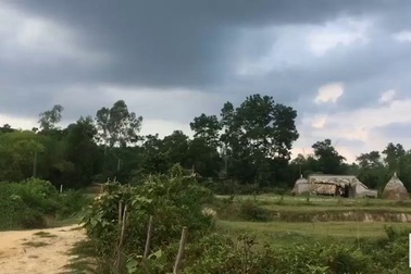 Trao quà đến gia đình anh Hương.