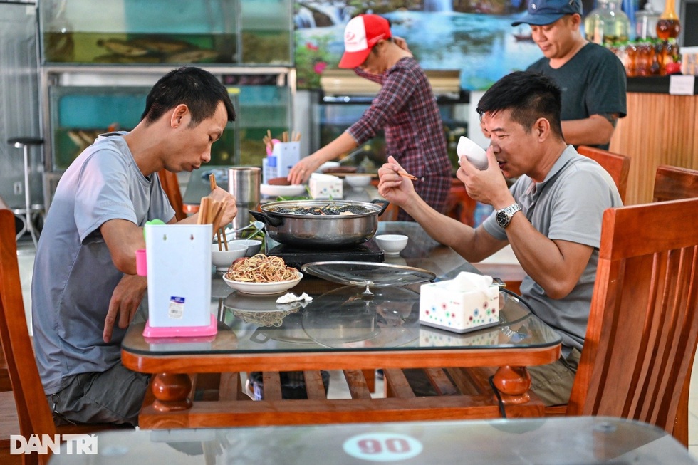 Luật ngầm chia hoa hồng cho tài xế: Nhà hàng chặt chém khách để bù lỗ? - 2 Luật ngầm chia hoa hồng cho tài xế: Nhà hàng chặt chém khách để bù lỗ? - 2