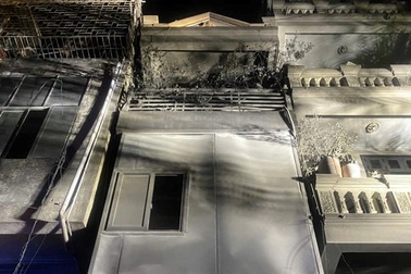 Cháy nhà 4 tầng ở Hà Nội trong đêm, cảnh sát giải cứu 3 người thoát nạn