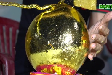 Mẹ bỉm Tây Đô dát vàng cho bưởi và dừa, bán gần nửa triệu đồng/cặp
