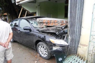 “Xế hộp” mất lái, tông sập tường nhà dân