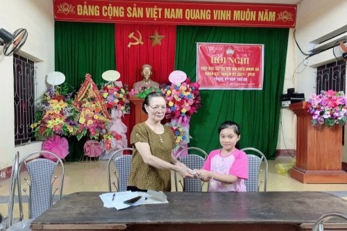 បុរសអាយុ ១០៧ឆ្នាំ ដកប្រាក់សោធននិវត្តន៍ជួយជនរួមជាតិភាគខាងជើង - ២ Cụ ông 107 tuổi trích tiền tiết kiệm lương hưu ủng hộ đồng bào miền Bắc - 2