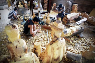 Làng có nhiều họ lạ  