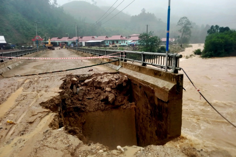 Thót tim cảnh người dân khiêng xe máy vượt lũ dữ - 6 Thót tim cảnh người dân khiêng xe máy vượt lũ dữ - 6