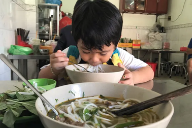 Giá cả đắt đỏ, vào quán mẹ hô lớn: "Con tui không ăn thịt"