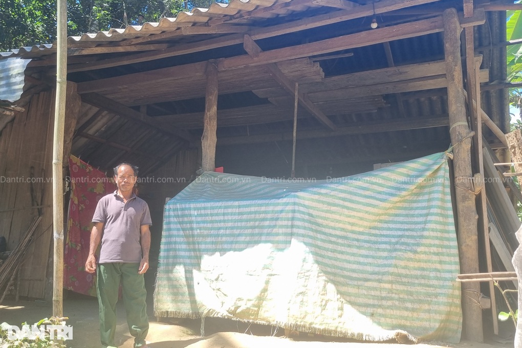 Cha nghèo chắt chiu mua từng miếng tôn “vá” nhà cho con có chỗ ở - 1 Cha nghèo chắt chiu mua từng miếng tôn “vá” nhà cho con có chỗ ở - 1