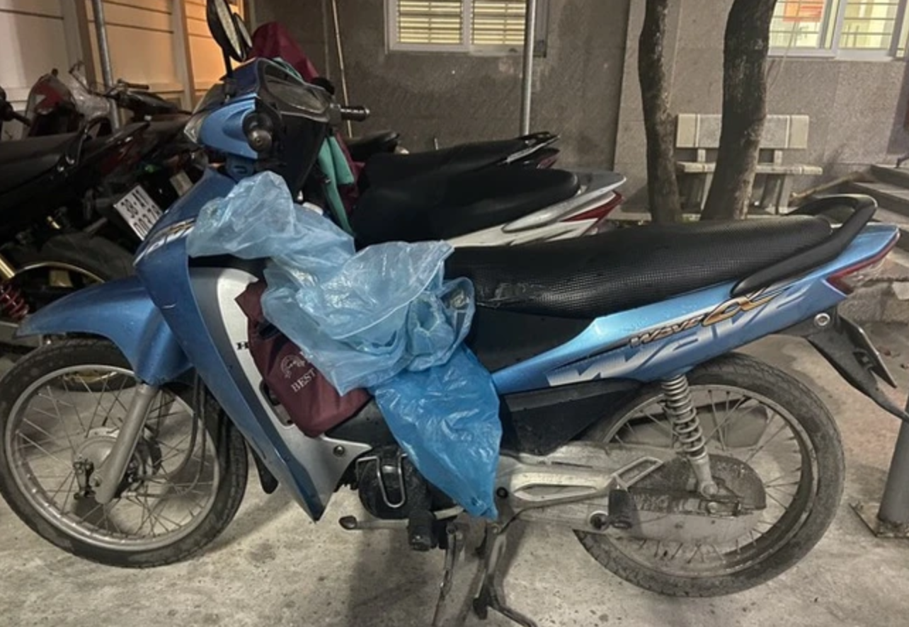 Lộ danh tính người đi xe máy chuyên gõ cửa ô tô xin tiền ở Hà Nội - 2