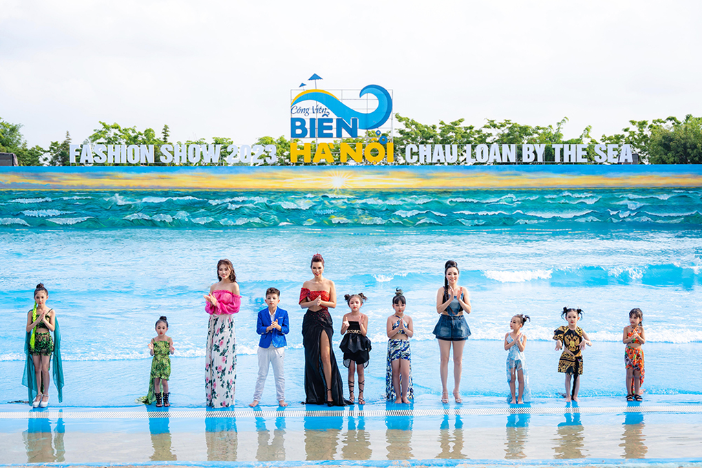 Siêu mẫu Hà Anh gợi cảm catwalk trong show thời trang - 1 Siêu mẫu Hà Anh gợi cảm catwalk trong show thời trang - 1