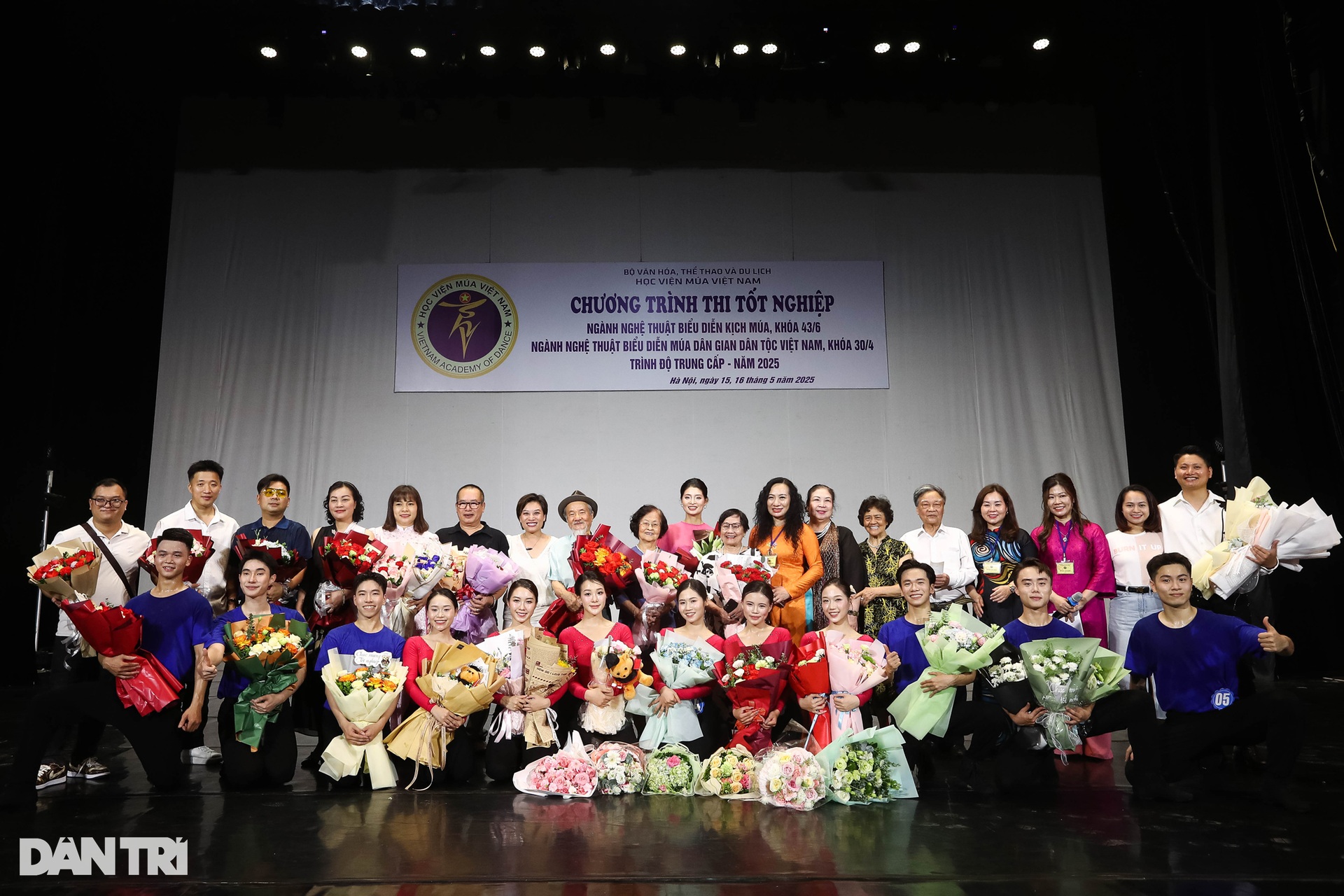 Ngắm nữ sinh trường múa trên sân khấu biểu diễn tốt nghiệp - 13 Ngắm nữ sinh trường múa trên sân khấu biểu diễn tốt nghiệp - 13