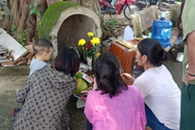 Con trăn khoảng 1 m xuất hiện ở sân đình