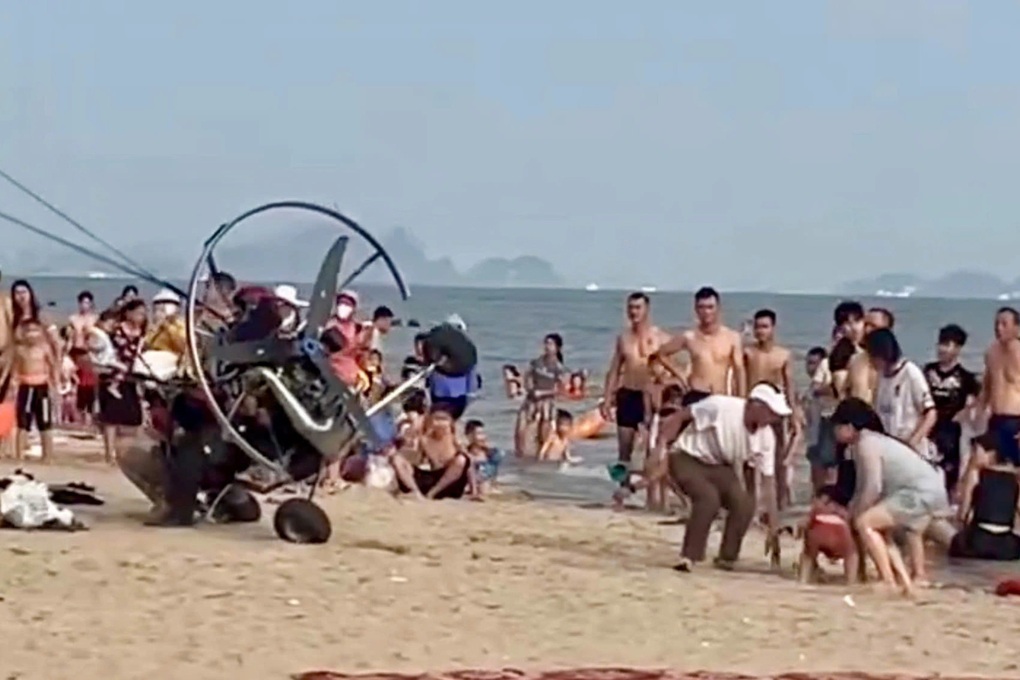 Dù lượn gắn động cơ húc vào du khách ở bãi biển Hạ Long - 1 Dù lượn gắn động cơ húc vào du khách ở bãi biển Hạ Long