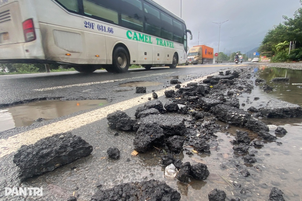 Cao tốc chưa thể thông xe, quốc lộ chằng chịt ổ gà sau mưa lũ - 2 Cao tốc chưa thể thông xe, quốc lộ chằng chịt ổ gà sau mưa lũ - 2