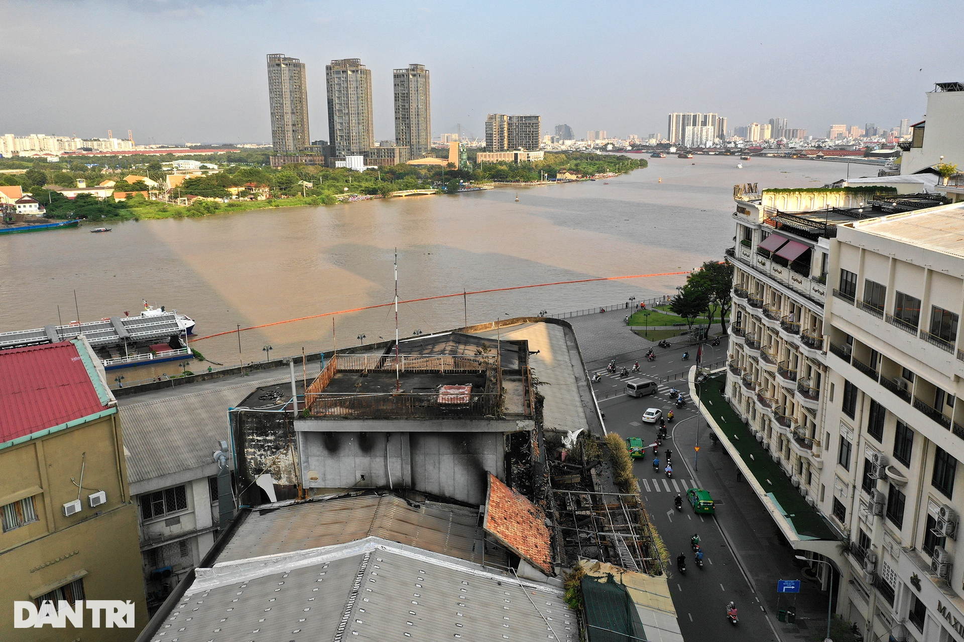Hình ảnh tan hoang sau vụ cháy quán cà phê rooftop giữa trung tâm TPHCM - 5 Hình ảnh tan hoang sau vụ cháy quán cà phê rooftop giữa trung tâm TPHCM - 5