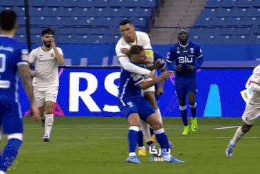 C.Ronaldo kẹp cổ, quật ngã đối thủ, để lại hình ảnh xấu xí