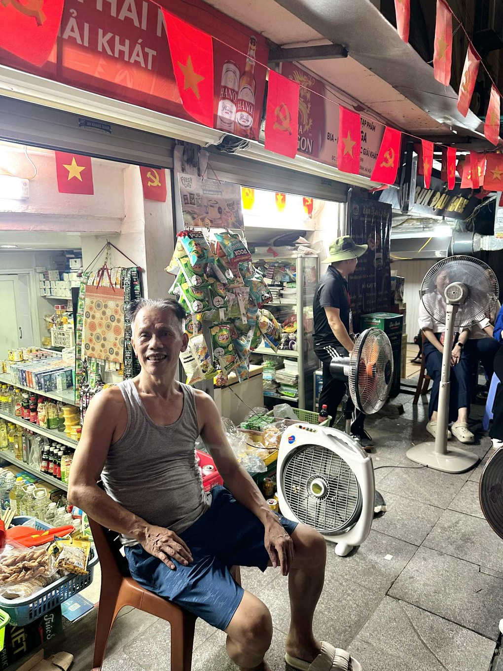 Người Hà Nội mang quạt, mời nước người lạ xem tập diễu binh - 1 Người Hà Nội mang quạt, mời nước người lạ xem tập diễu binh - 1