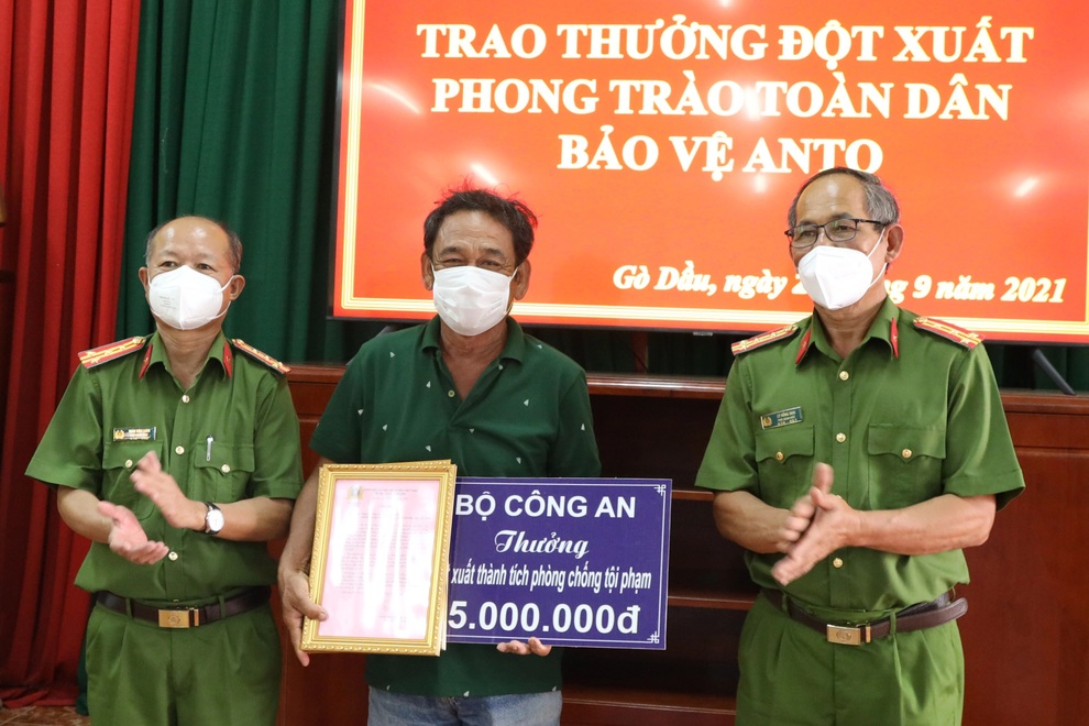 Ông lão dũng cảm ngăn cản đối tượng hung hãn dùng dao đâm người phụ nữ - 1 Ông lão dũng cảm ngăn cản đối tượng hung hãn dùng dao đâm người phụ nữ - 1