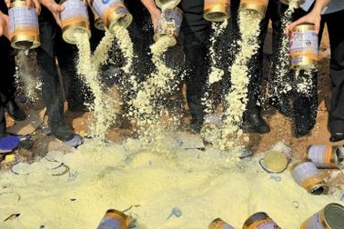 Chuyên gia Việt cảnh báo sữa bột giả Trung Quốc