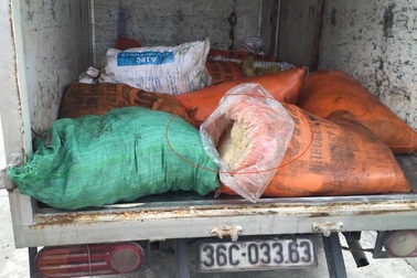Bắt giữ hơn 400 kg mỡ trâu, bò, tóp mỡ đang chở đi tiêu thụ
