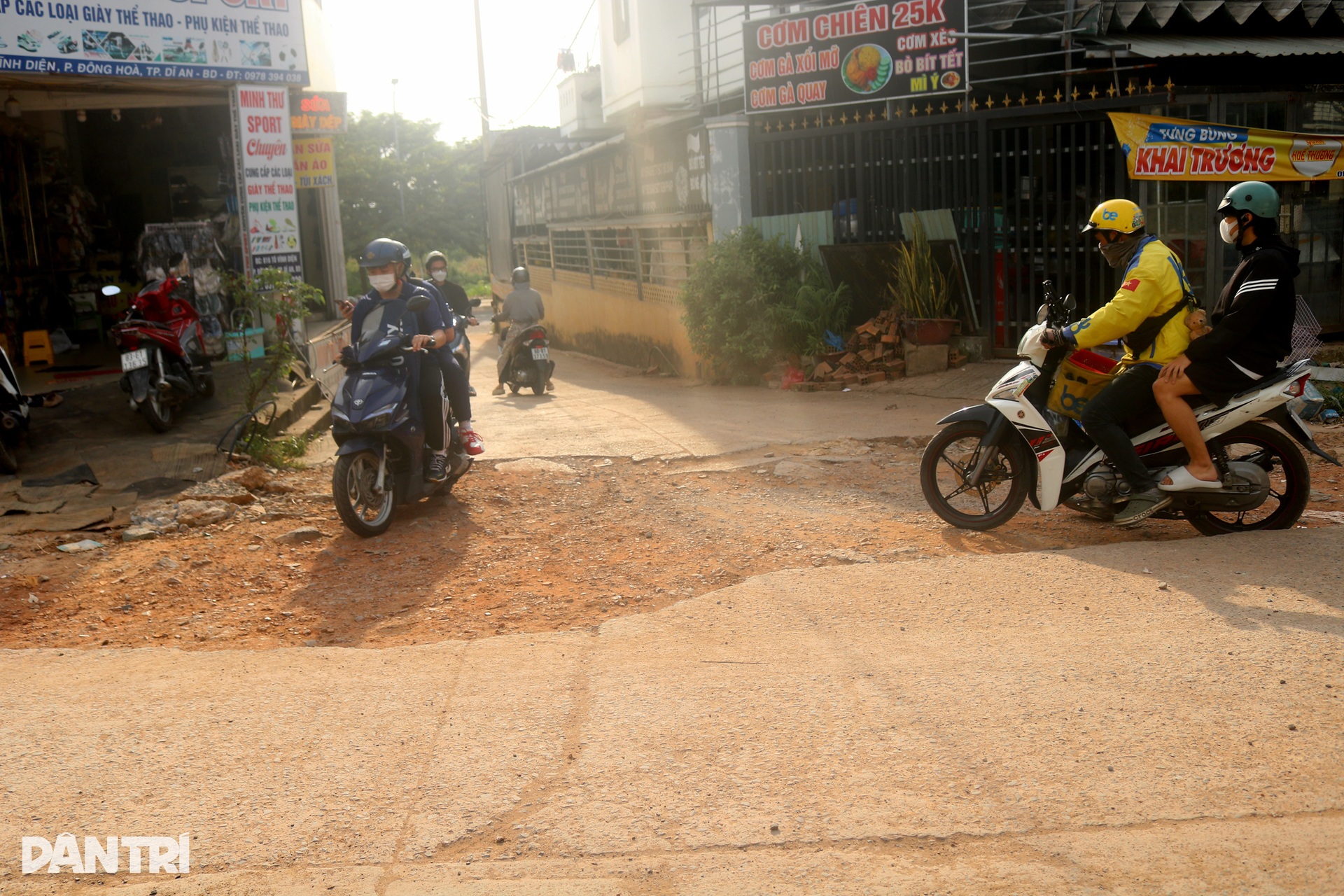 Sinh viên khổ sở vì ổ gà, ổ voi giăng đặc ở làng đại học - 11