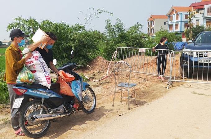 Bệnh nhân 266 nhiễm COVID-19 ở Hà Nội: Phong tỏa các cửa ngõ, người dân nhờ tiếp thực phẩm qua hàng rào - Ảnh 6. Bệnh nhân 266 nhiễm COVID-19 ở Hà Nội: Phong tỏa các cửa ngõ, người dân nhờ tiếp thực phẩm qua hàng rào - Ảnh 6.