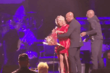 Nữ ca sĩ đang biểu diễn thì bị sơ tán khỏi sân khấu vì lời đe dọa đánh bom