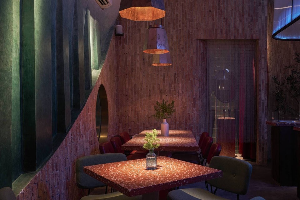 Quán cà phê màu đỏ nổi bật với mặt tiền như những ô cửa sổ toa tàu - 8