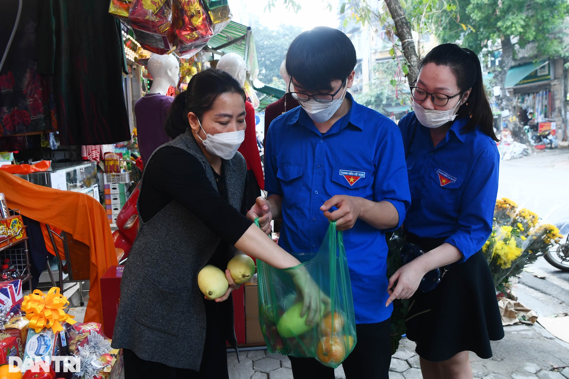 Tặng đào Tết tận nhà, thả cá chép thay cho các F0 đang cách ly ở Hà Nội - 8 Tặng đào Tết tận nhà, thả cá chép thay cho các F0 đang cách ly ở Hà Nội - 8