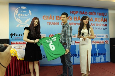 Họp báo giới thiệu Cúp bóng đá mùa Xuân 2014