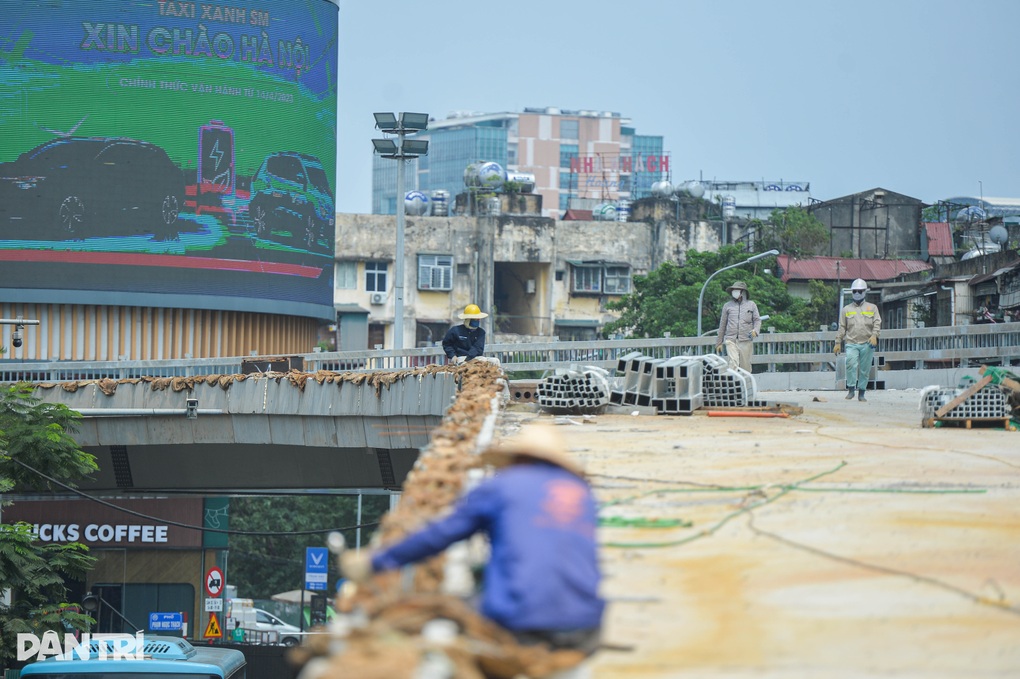 Hà Nội: Công nhân chống chọi nắng nóng, gấp rút hoàn thiện cầu vượt chữ C - 3 Hà Nội: Công nhân chống chọi nắng nóng, gấp rút hoàn thiện cầu vượt chữ C - 3
