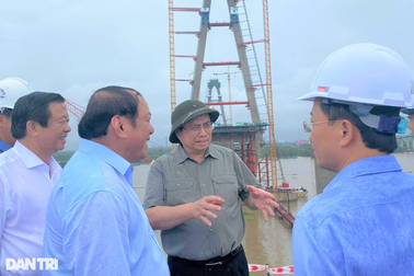 Thủ tướng Phạm Minh Chính khảo sát tiến độ thi công cầu Mỹ Thuận 2