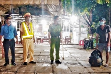 Thất nghiệp vì Covid-19, người đàn ông đi bộ suốt 4 ngày về quê