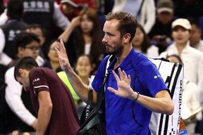 Alcaraz tiến vào chung kết Japan Open 2026, Medvedev bị xử thua Djokovic