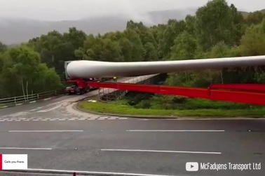 Thán phục kỹ năng của tài xế xe tải chở hàng siêu trường, siêu trọng qua góc cua