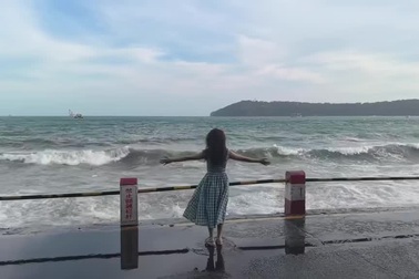 Tạo dáng để quay phim trước biển, cô gái suýt gặp tai nạn nguy hiểm