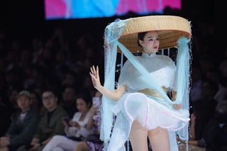 Khoảnh khắc gây sốt của dàn sao Việt tại Tuần lễ Thời trang - 7