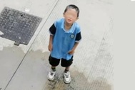 Tranh cãi cách dạy của người phụ nữ dội nước ào ào xuống con