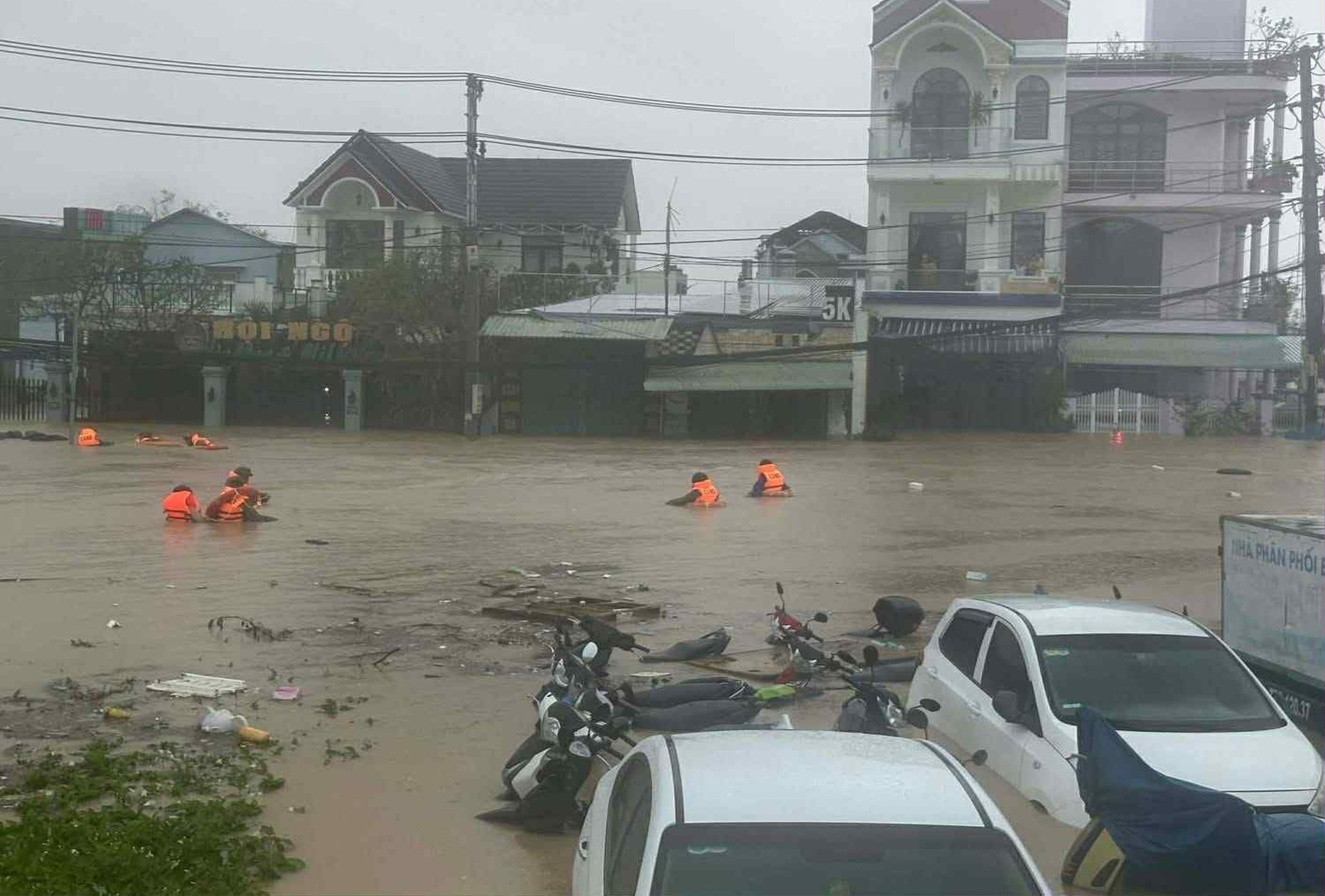 Nước ngập gần tới nóc nhà, người dân Gia Lai kêu cứu - 2