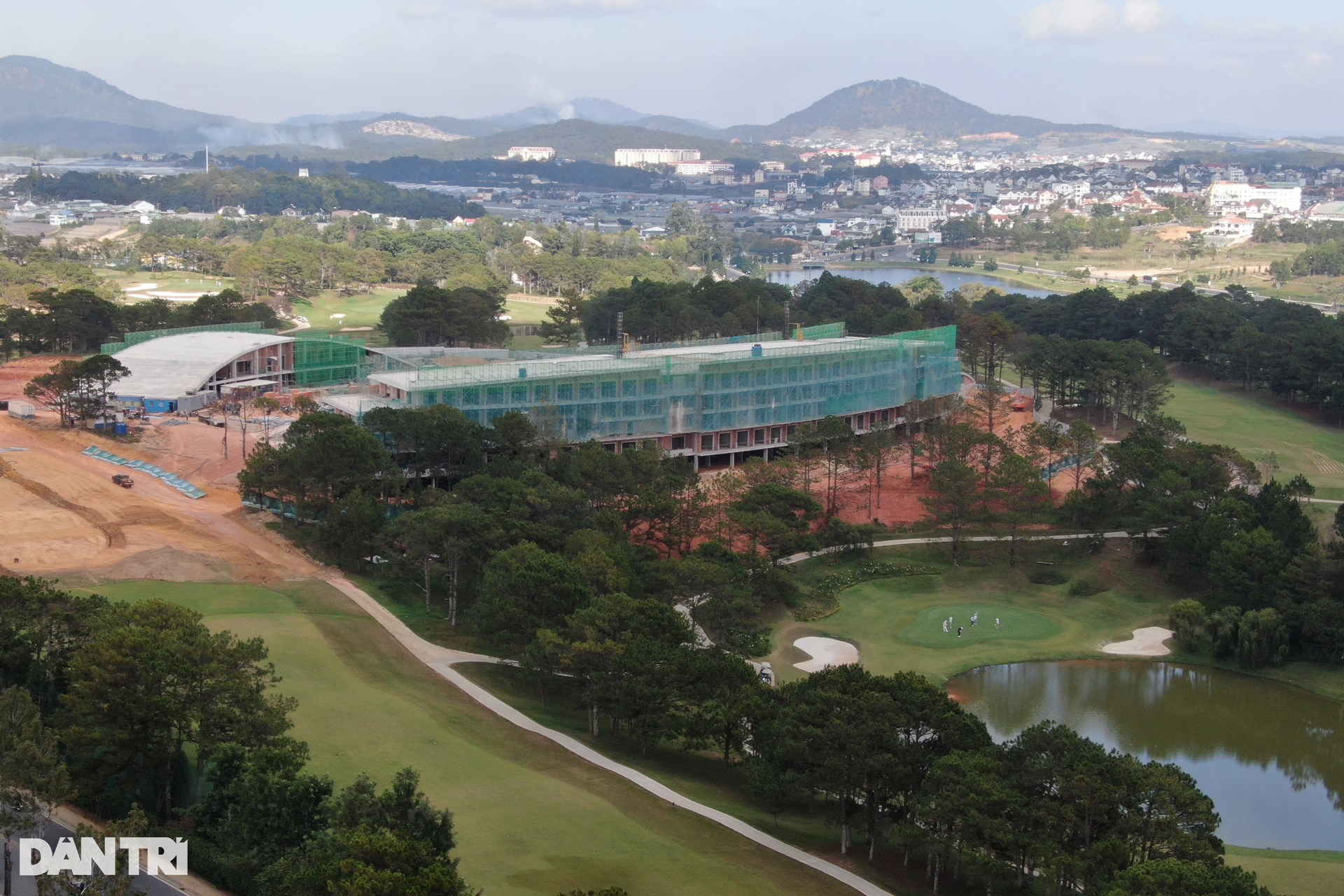 Tòa nhà tại sân golf Đồi Cù ở Đà Lạt dính vi phạm kéo dài - 3 Tòa nhà tại sân golf Đồi Cù ở Đà Lạt dính vi phạm kéo dài - 3