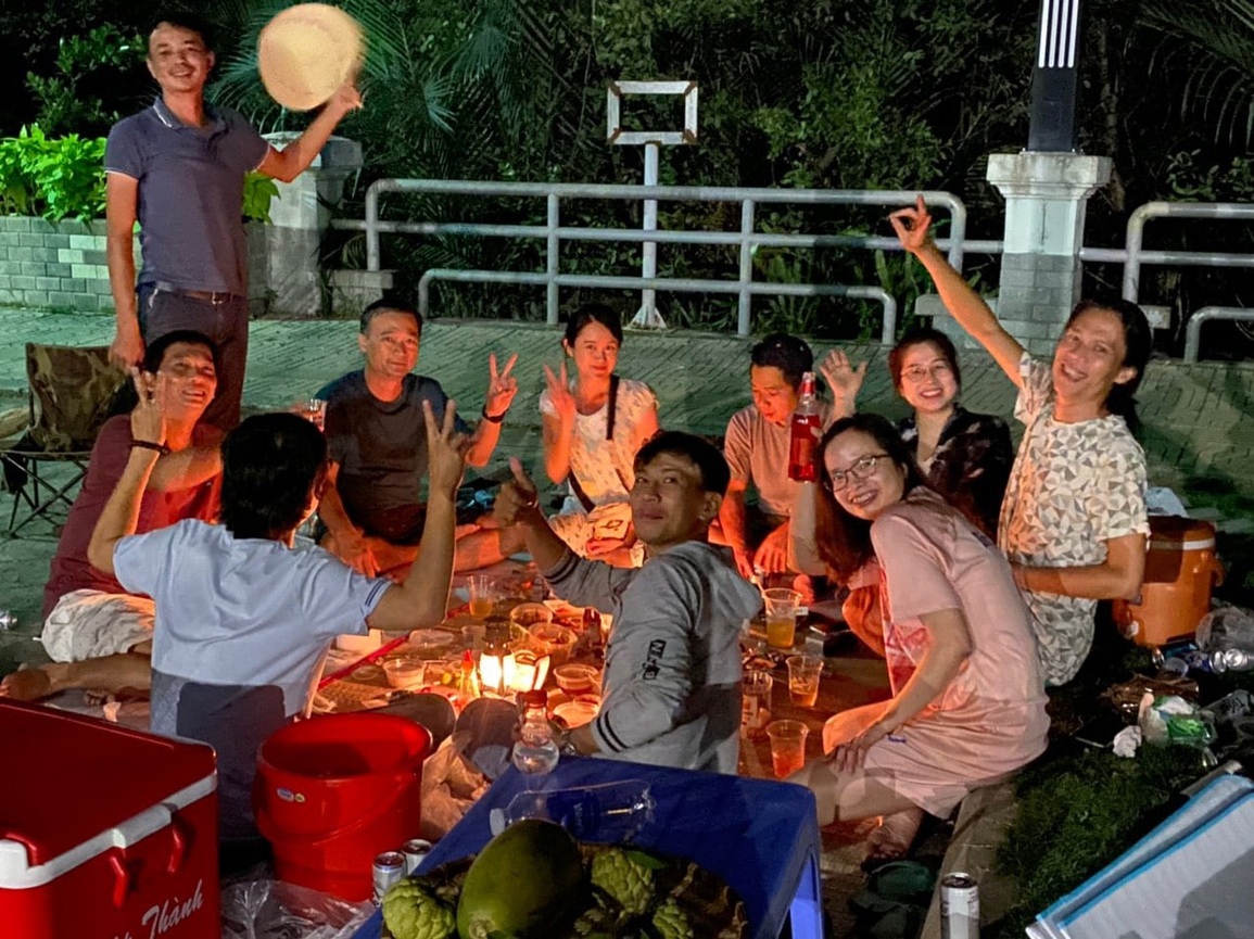Dân chung cư quây quần gói bánh chưng, cắm trại luộc bánh xuyên đêm ở TPHCM - 5 Dân chung cư quây quần gói bánh chưng, cắm trại luộc bánh xuyên đêm ở TPHCM - 5