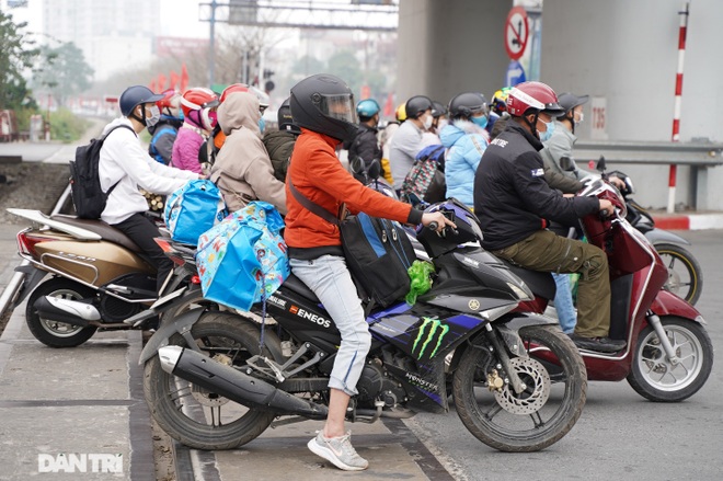 Hàng vạn người đổ về Thủ đô trong ngày nghỉ Tết Nguyên đán cuối cùng - 9 Hàng vạn người đổ về Thủ đô trong ngày nghỉ Tết Nguyên đán cuối cùng - 9