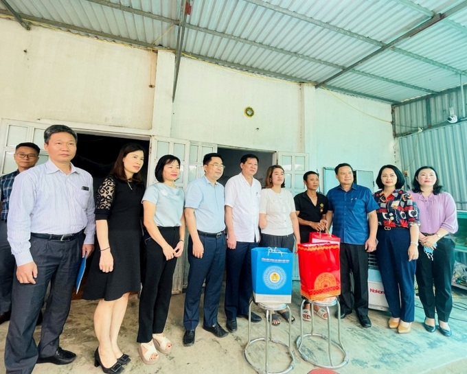 Đoàn công tác tặng quà chị Vũ Thị Ánh và gia đình tại Phú Xuyên, Hà Nội.