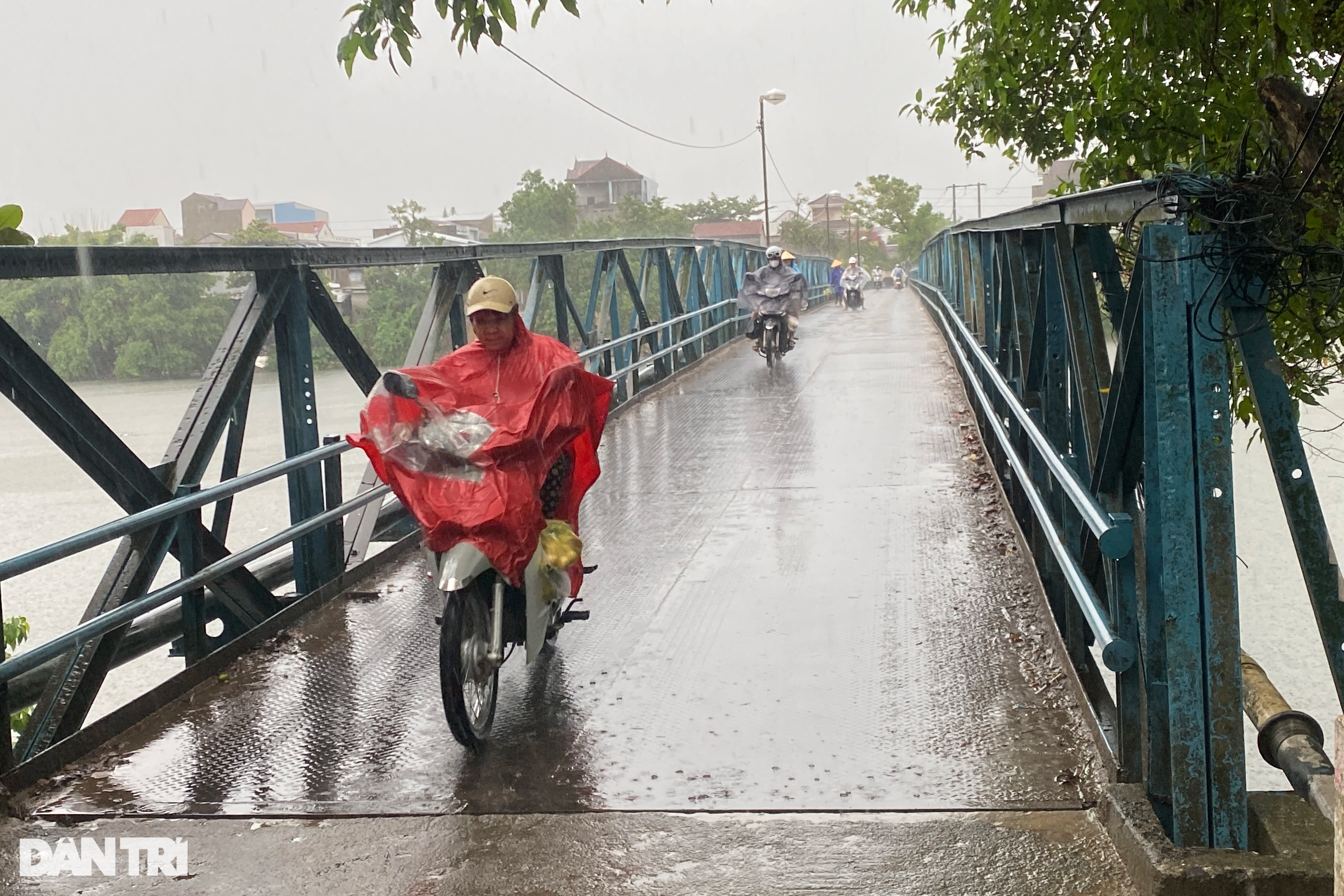 Sau vụ sập cầu Phong Châu, người dân sống giữa sông Hương lo cây cầu vá víu - 2