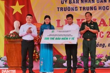 Chung tay tặng thẻ Bảo hiểm y tế, nâng bước học sinh khó khăn tới trường