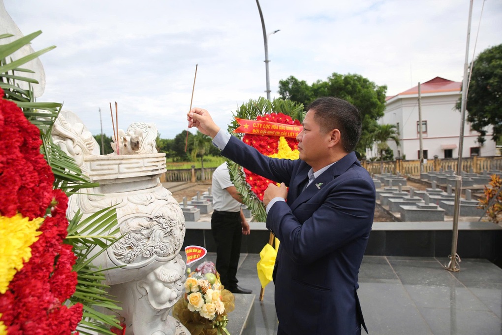 BSR gửi trọn nghĩa tình, khắc ghi công ơn các gia đình thương binh - liệt sĩ - 4 BSR gửi trọn nghĩa tình, khắc ghi công ơn các gia đình thương binh - liệt sĩ - 4