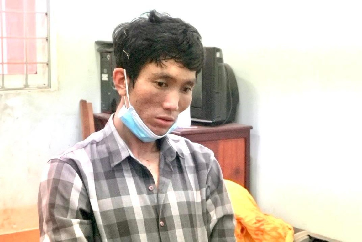 Bắt giữ nghi phạm dùng dao cắt cổ người đàn ông ở hiên nhà - 1 Bắt giữ nghi phạm dùng dao cắt cổ người đàn ông ở hiên nhà - 1