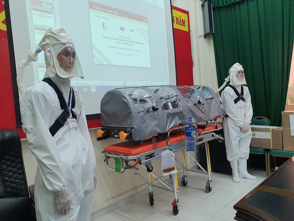 Chiếc cáng có khả năng phong tỏa Covid-19 đặc biệt như thế nào? - 1 Chiếc cáng có khả năng phong tỏa Covid-19 đặc biệt như thế nào? - 1
