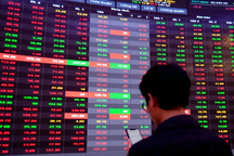 Bán tháo chứng khoán, VN-Index bị "thổi bay" 60 điểm