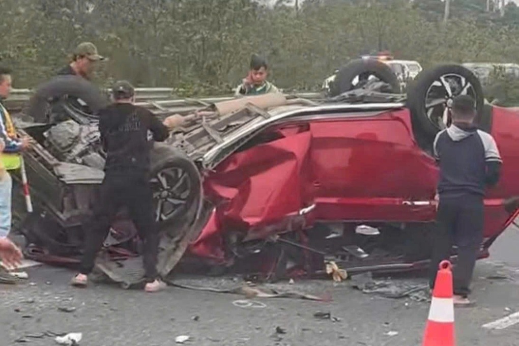 Ô tô con bị vò nát trên cao tốc, tài xế hoàn toàn lành lặn - 1