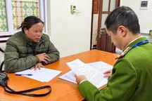 Công an làm việc với người "chặt chém" 80.000 đồng một củ khoai nướng