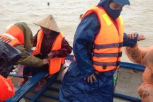 Công an điều ca nô vượt lũ, đưa thai phụ "vượt cạn" kịp thời